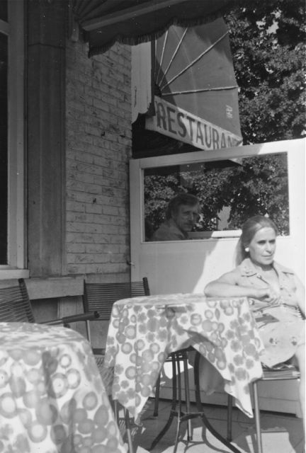 Drie kwartier zat hij te dubben op een openingszin en toen hij er een had gevonden was ze net weg.